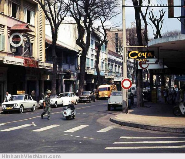 Góc đường Tự Do – Thái Lập Thành (nay là Đồng Khởi – Đông Du) – 1974