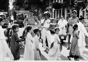 Tất cả dừng lại và chờ cho trẻ em băng qua đường