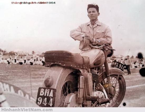 Ảnh độc: Người Hà Nội biểu diễn mô tô 50 năm trước