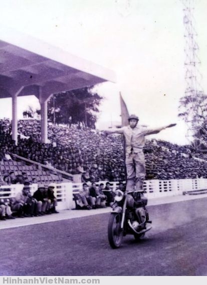 Ảnh độc: Người Hà Nội biểu diễn mô tô 50 năm trước